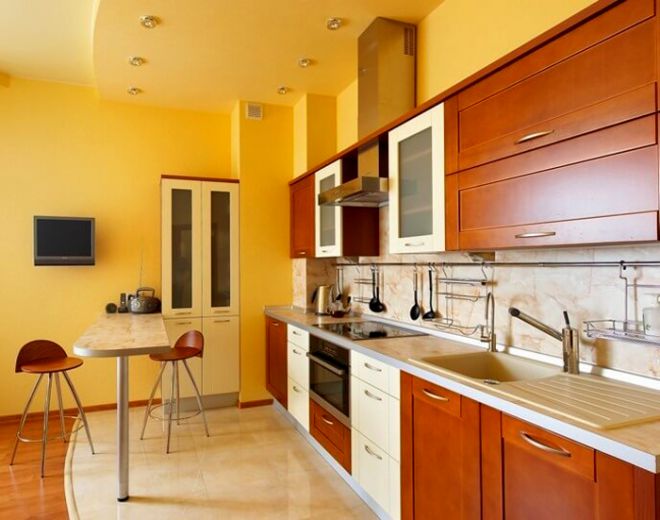 желтый потолок на кухне