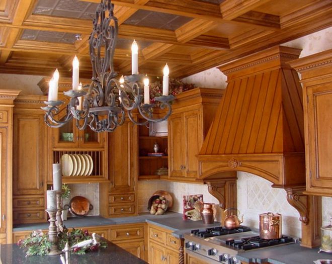 деревянный потолок на кухне