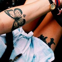 kar pomeni tatoo metulj na nogi