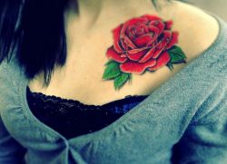 co oznacza tatuaż z kwiatem róży
