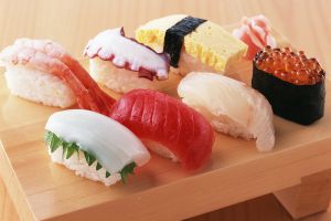 в чем разница между суши и роллами
