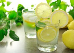 strava na vodě s citronem