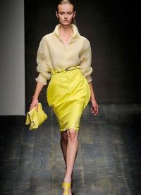 Co ubrać w żółtą spódnicę 3