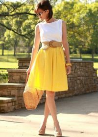 Co ubrać w żółtą spódnicę 5