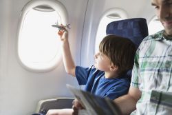 как да вземете дете в самолет 2 години