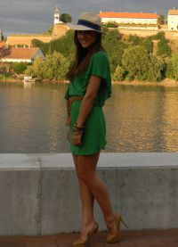 Какво да носите със зелена рокля 9
