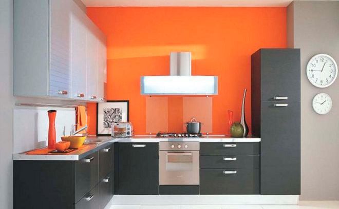 оранжевые обои на кухне