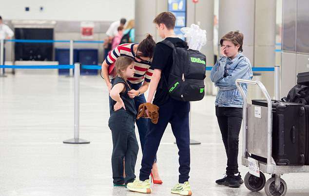 Виктория Бекхэм с детьми в аэропорту