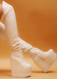 beli škornji 8