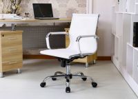 białe krzesła5