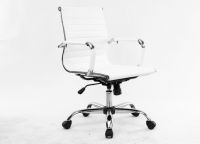 białe krzesła6