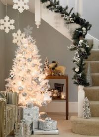 Bílý vánoční stromek v interiéru 1
