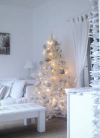 Bílý vánoční strom v interiéru 2