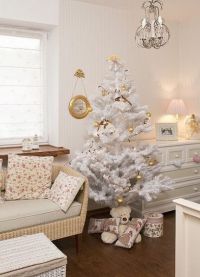 Bílý vánoční stromek v interiéru 5