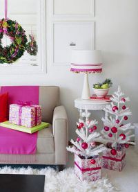 Bílý vánoční stromek v interiéru 7