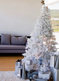 Bílý vánoční stromek v interiéru 8