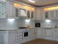 Bílá klasická kuchyně v interiéru 3