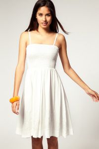 Biała bawełniana sukienka z koronką 9