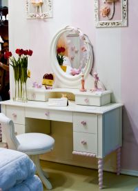 bílý toaletní stolek se zrcadlem4