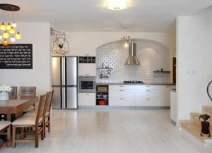 kuchyňský interiér s lehkou podlahou 1