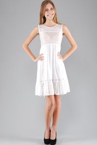Biała sukienka z gipiury 9