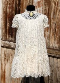 Бяла дантелена рокля 1