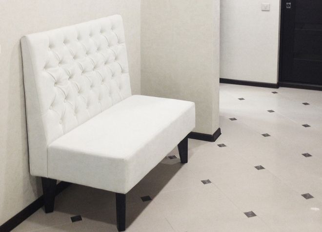 bela usnjena kavč na fotografijah v hodniku