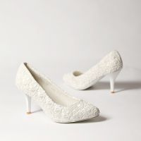 Bijele cipele s niskim petama 1