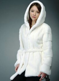 bijeli kaput od kaputa s kapuljačom 24