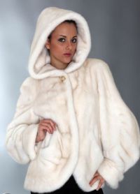 bílý norkový plášť s kapucem12
