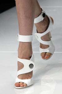 Bele sandale s petami 2