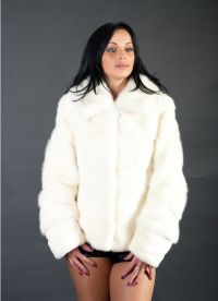 Biały płaszcz z owczej skóry 5
