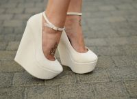 бели обувки на клин 10