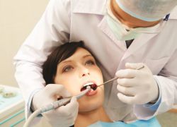 po zdravljenju zob na dlesni, na belem mestu