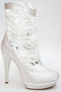 Бели венчани чизми 2