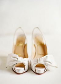 Бели сватбени обувки 9