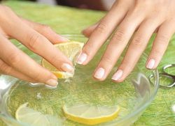 Лимоново избелване на ноктите