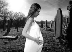 Zakaj ne morem biti noseča na pogrebu?