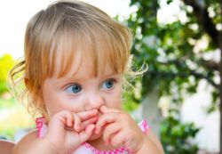 dlaczego dzieci jedzą robaki z nosa
