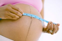 proč těhotné ženy mají pruh na žaludku