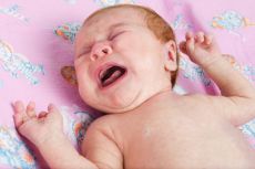 dlaczego dziecko płacze przez sen i nie budzi się