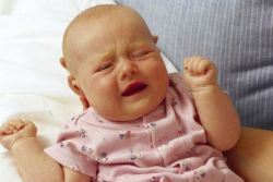 бебето плаче, когато яде гърди