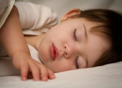 Proč dítě skrývá zuby ve snu