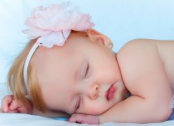 Zakaj mali otroci zatirajo zobe v spanju