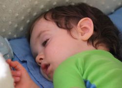 dlaczego dziecko śpi z szeroko otwartymi oczami