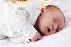 защо хърка бебето, когато спи