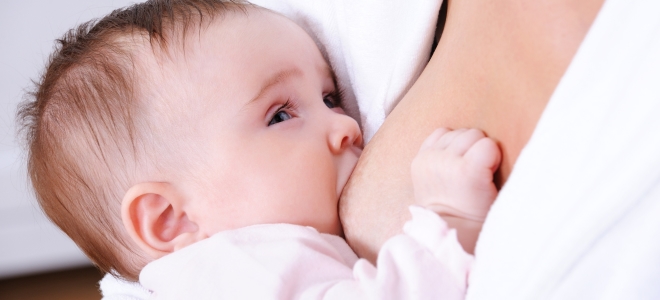 Proč dítě potíná při kojení1