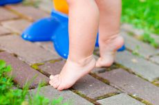 proč dítě chodí po ponožkách