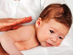 zakaj novorojenček pogosto stisne