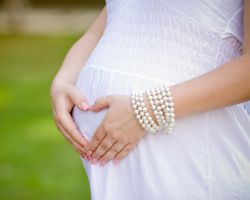 zakaj želodec boli med nosečnostjo